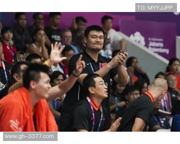 姚明与世界足球巨星亲密互动 见面会精彩瞬间引爆球迷热议 姚明与世界足球巨星亲密互动 见面会精彩瞬间引爆球迷热议